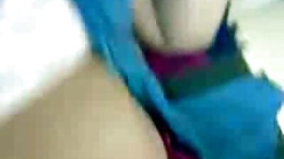 Bombshell ຜິວເນື້ອສີຂາວຮ້ອນເປີດເຜີຍໃນສາທາລະນະສໍາລັບການມ່ວນຊື່ນ