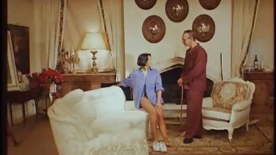 ນັກສມັກເລ່ນທີ່ຫນ້າຮັກສະແດງໃຫ້ເຫັນຕີນຂອງນາງໃນວິດີໂອສັ້ນນີ້